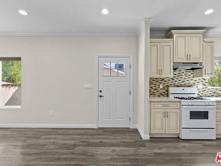 6715 Cedros Ave — Photo 3