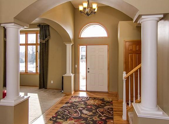 Welcome to this inviting entryway with new solid hardwood floors and vaulted ceilings.