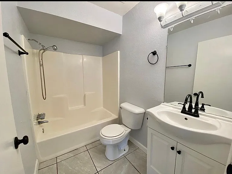 1313 Bernard St — Photo 6