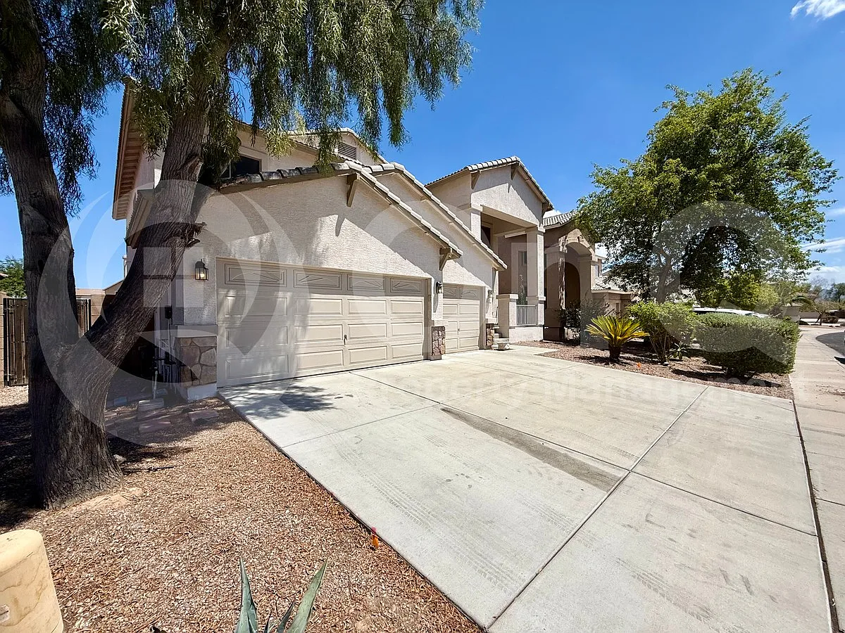 4 bed, 3.0 bath, 2555 sqft, $2,299 — Photo 2