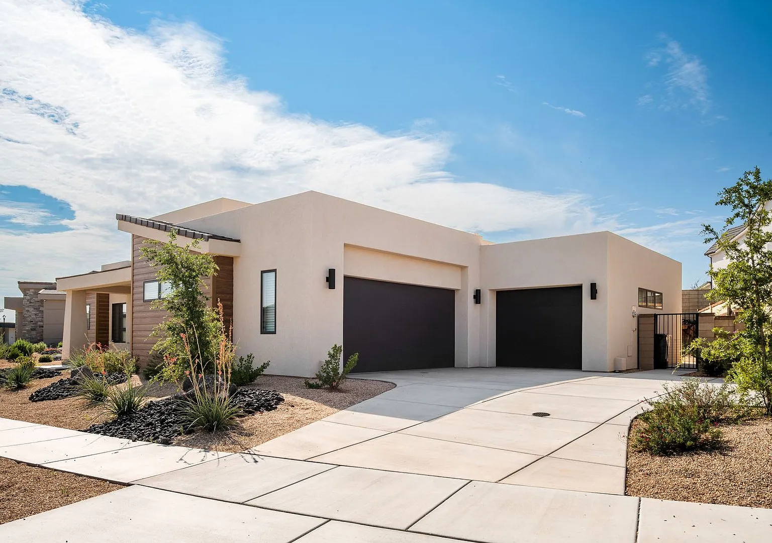 Like-New 2021 Single-Level 5 Bed / 4 Bath Dual Primary Suites, High Ceilings & Valley Views | Aub... — Photo 2