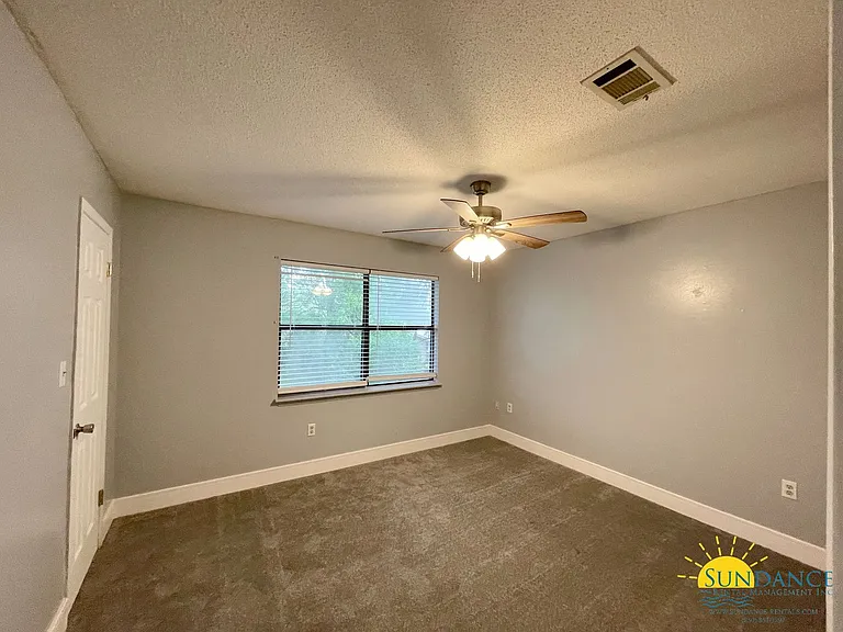 308 Woodrow St E #F — Photo 12