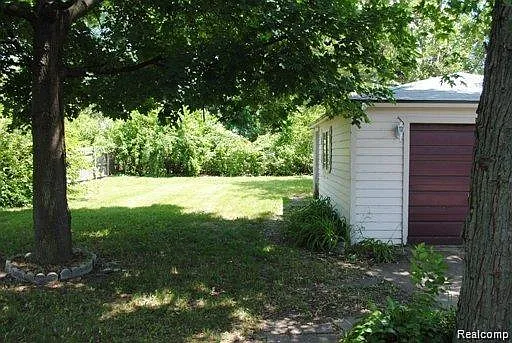 3 bed, 1.0 bath, 1000 sqft, $1,200 — Photo 2