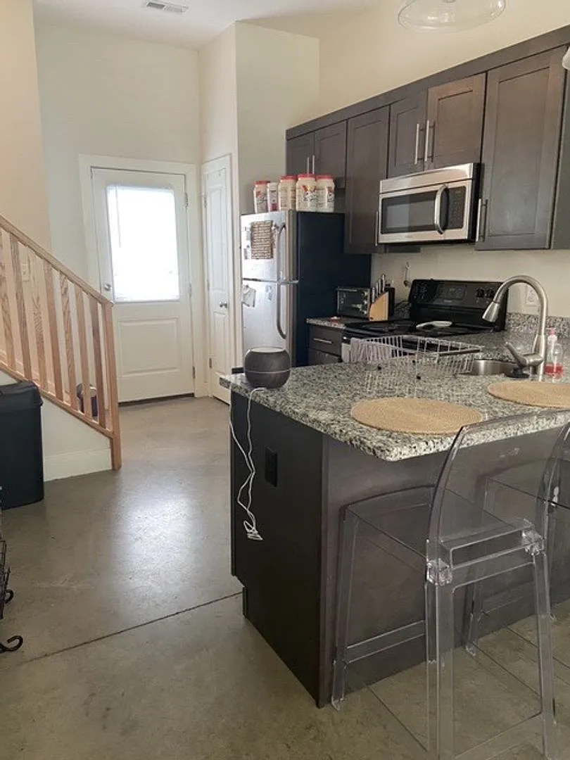 1 bed, 1.0 bath, 740 sqft, $1,499 — Photo 2
