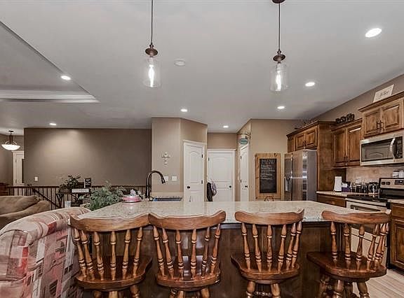 2nd image of 904 NW Persimmon Ct