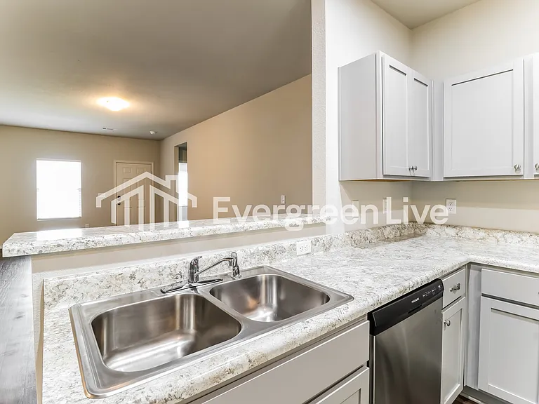 1088 Huntington Dr — Photo 6