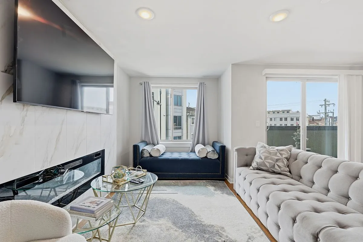 2 bed, 1.0 bath, 989 sqft, $2,000 — Photo 2