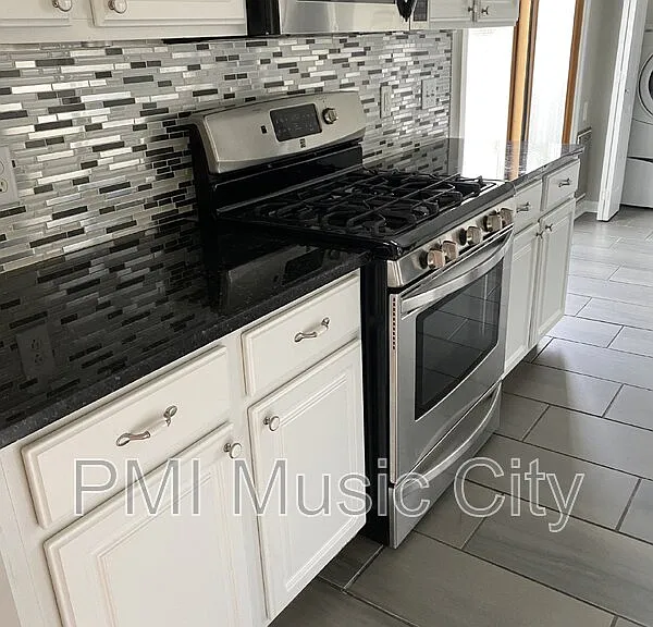 3933 Bridgeview Ln — Photo 6