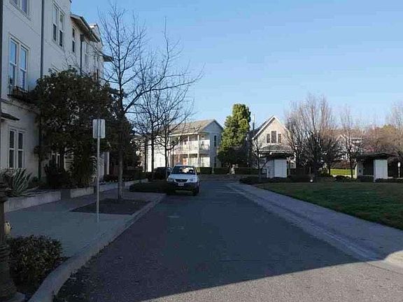 3rd image of 2218 Hutchinson St