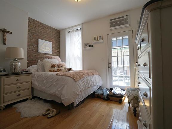 4th image of 1660 1st Ave APT 2R