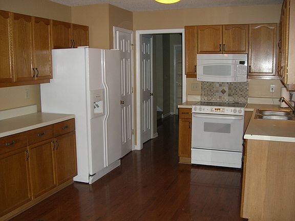 Spaceous kitchen w/pantry