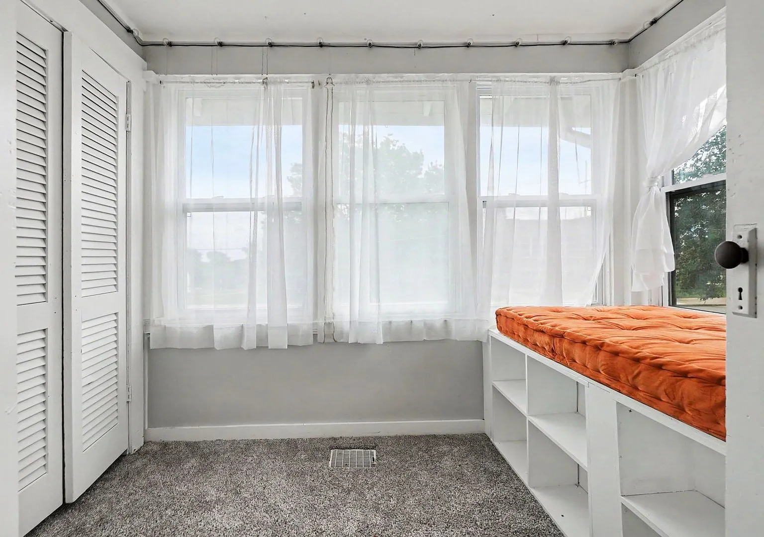 Spacious 4 Bedroom Omaha Home Ready for Rent! — Photo 3