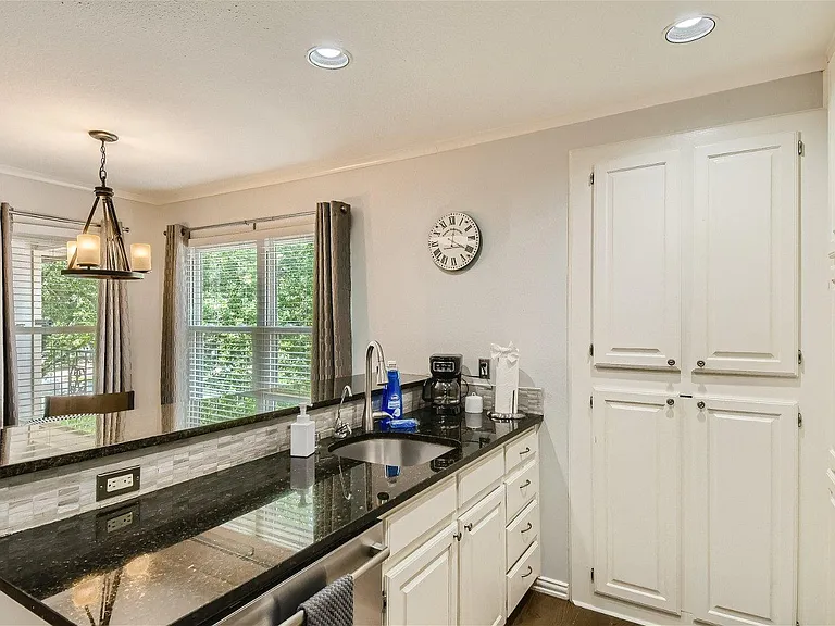 4129 Holland Ave — Photo 8