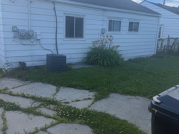 2nd image of 28368 Rosemont St #1