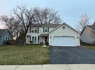 942 Pin Oak Cir, Cary, IL 60013
