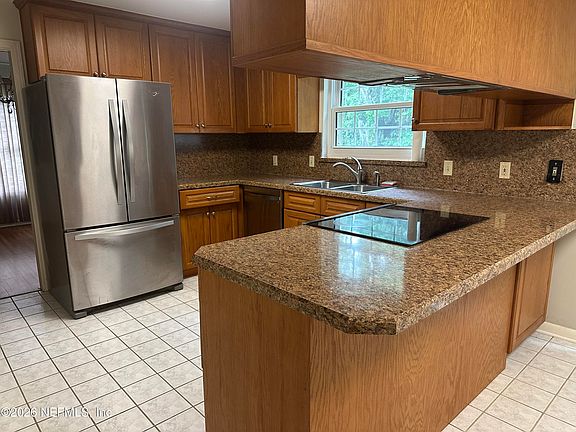 4th image of 8468 PHILROSE Drive W