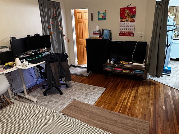 4th image of 3123 47th St APT 1C