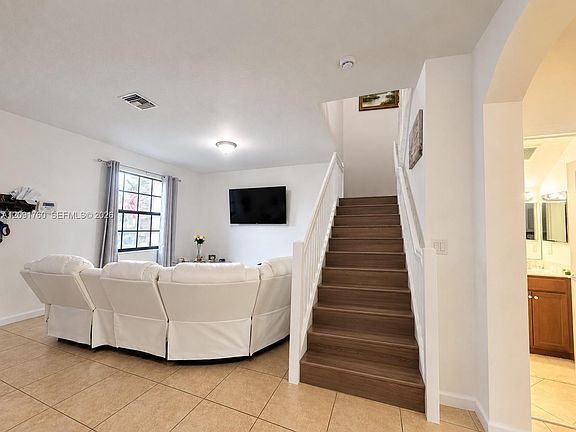3rd image of 648 SE 32nd Ave