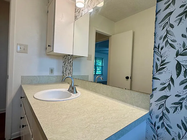403 E Lynnwood Ln — Photo 11