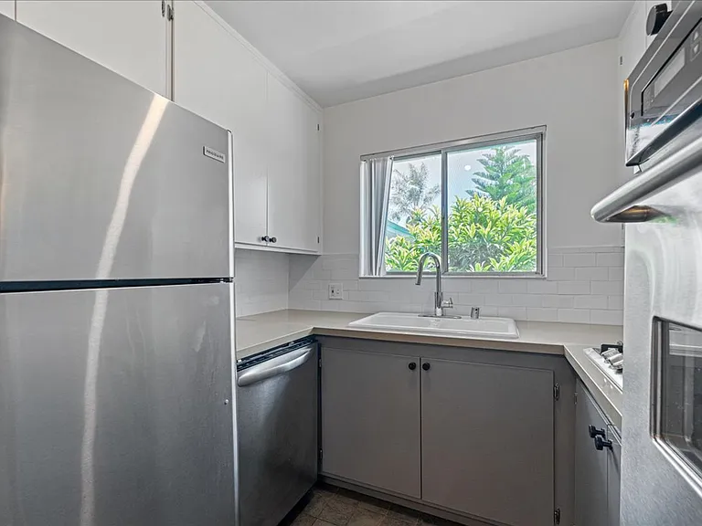 1437 E Windsor Rd #16 — Photo 4