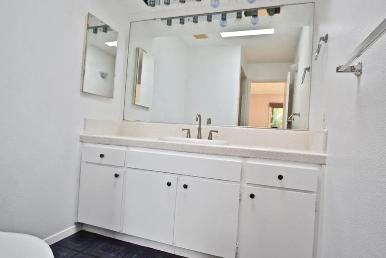 3 bed, 2.5 bath, 1558 sqft, $3,800 — Photo 4