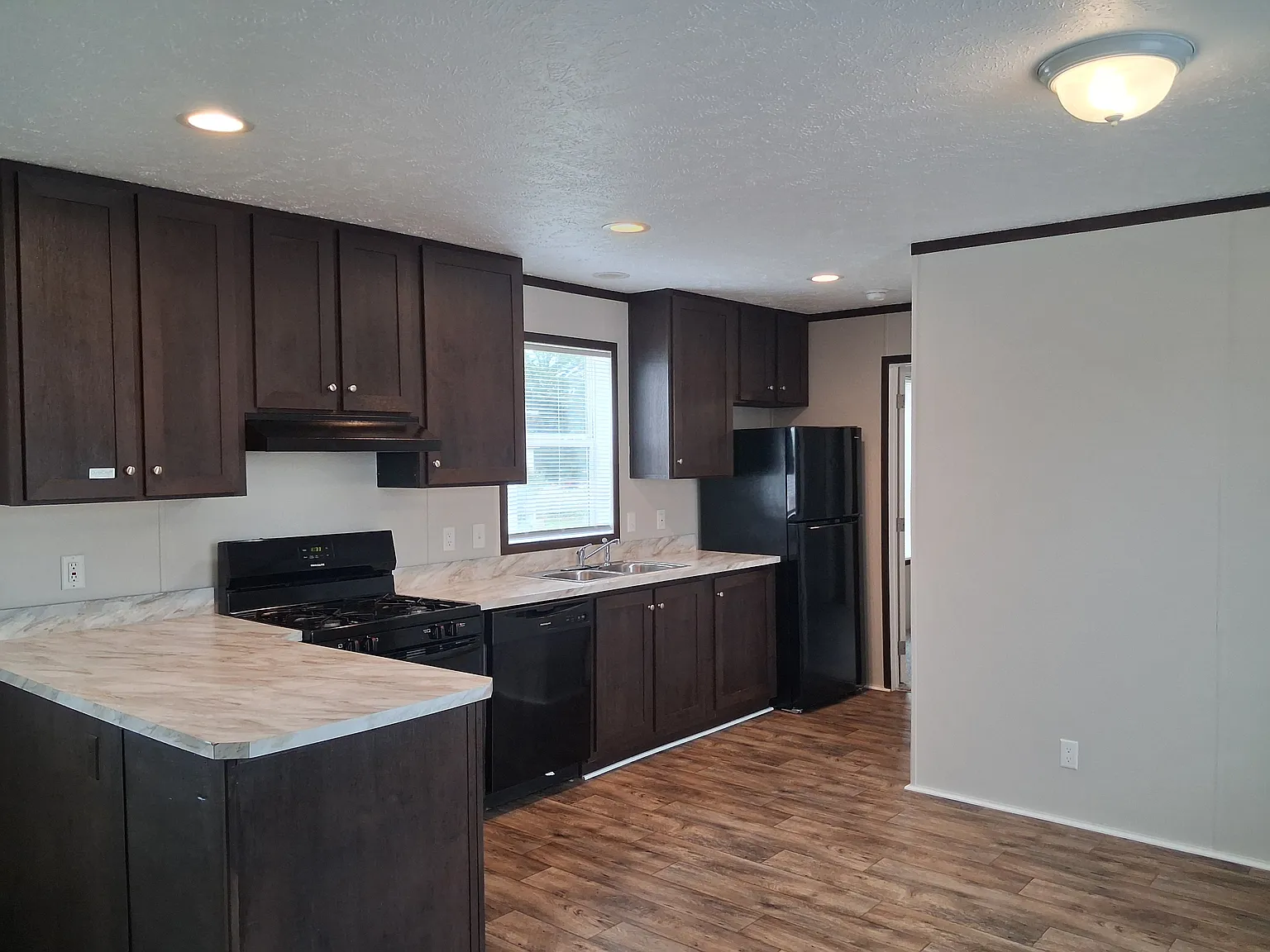 3 bed, 1056 sqft, $979 — Photo 1