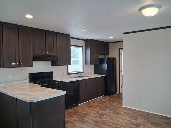 43560 Goldfinch Cir, Clinton Township, MI 48036