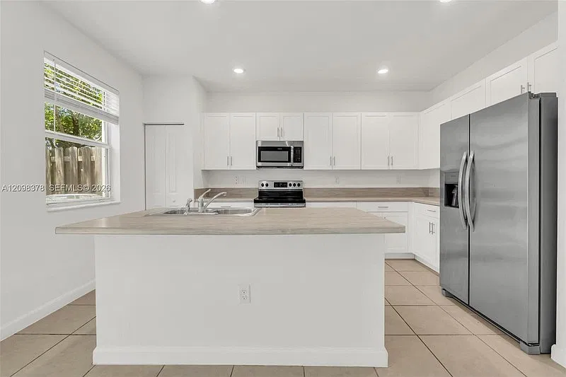3 bed, 2.5 bath, 1827 sqft, $2,700 — Photo 2
