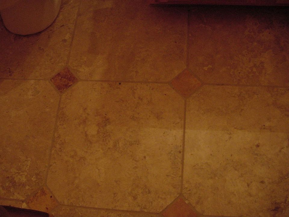 Travertine Flooring w/ Stone Accents