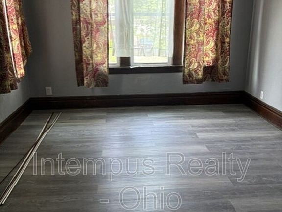 4th image of 35 Neil St #1