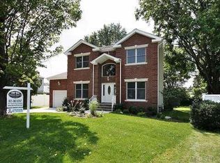 5 Arbor Rd, Syosset, NY 11791