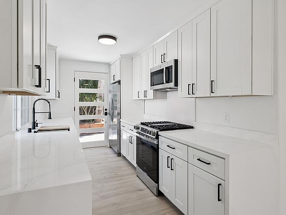 4th image of 560 Everett Ave #560