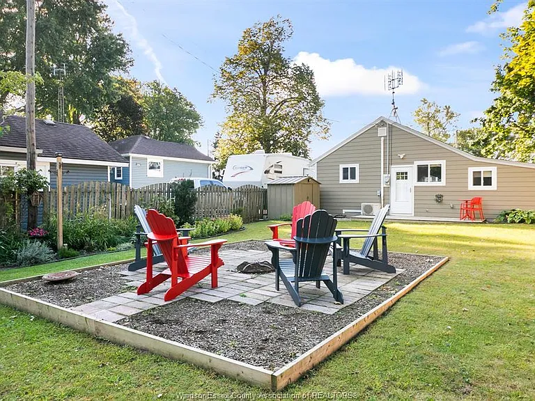 864 Lawrence Dr — Photo 4