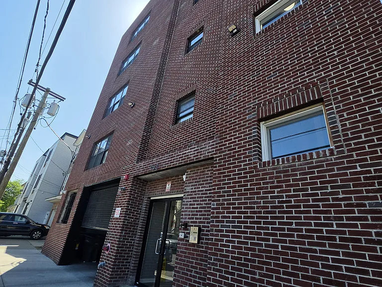 198 Harrison St — Photo 2