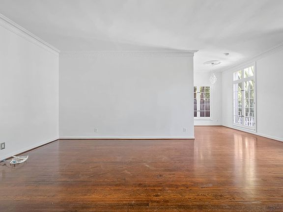 5th image of 2205 N Beachwood Dr