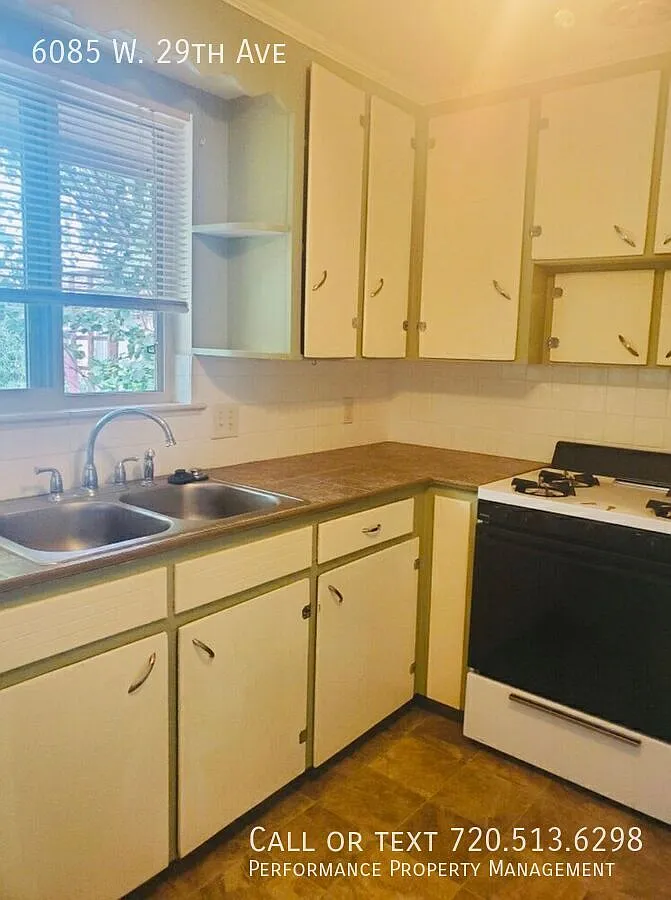 Cozy 1-Bedroom Apartment Near Sloan's Lake — Photo 3