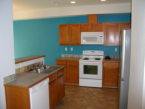 4th image of 376 NE Miramar Cir