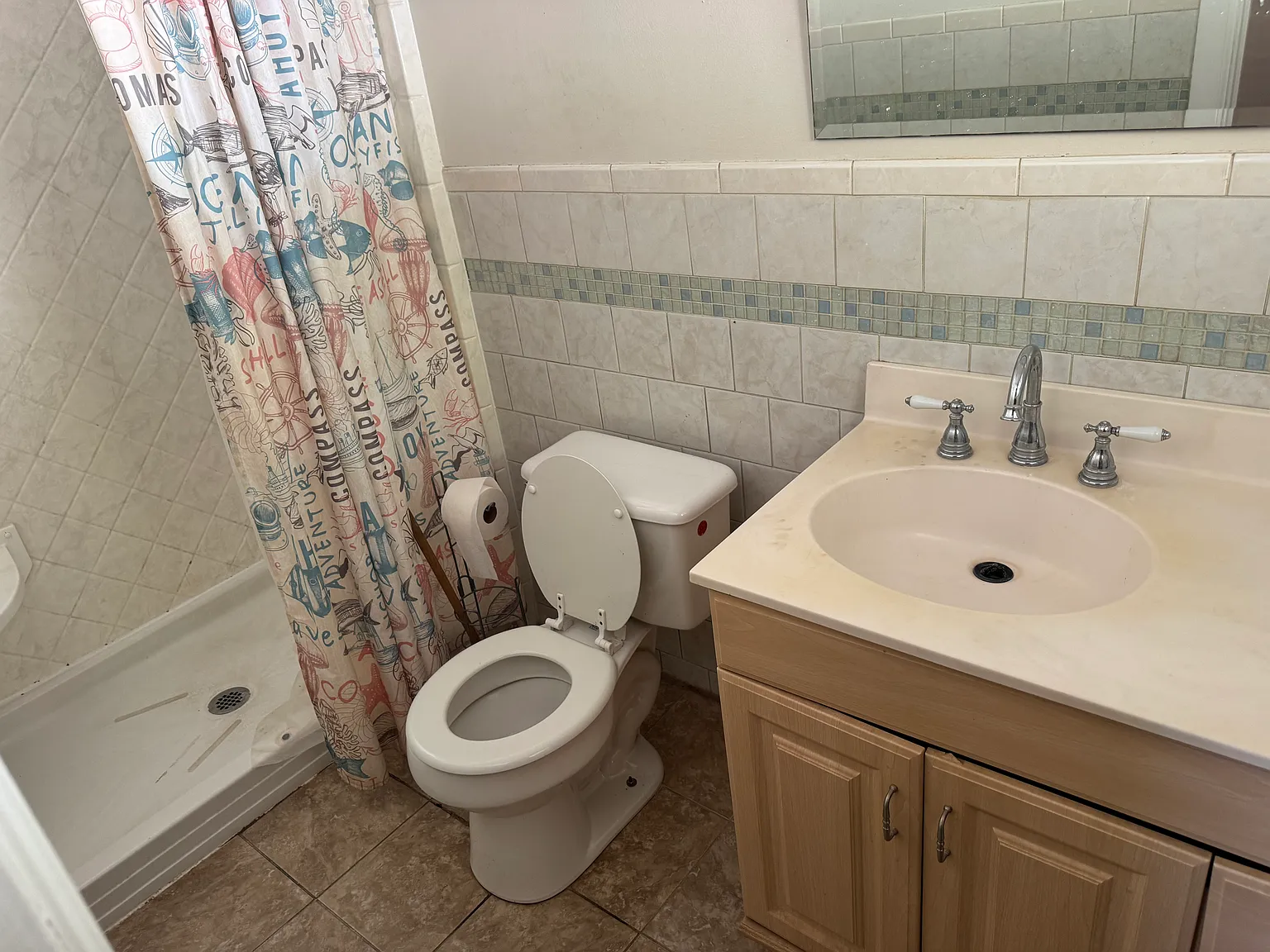 1385 Hardy St — Photo 2