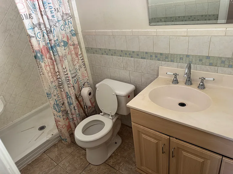 1385 Hardy St — Photo 2