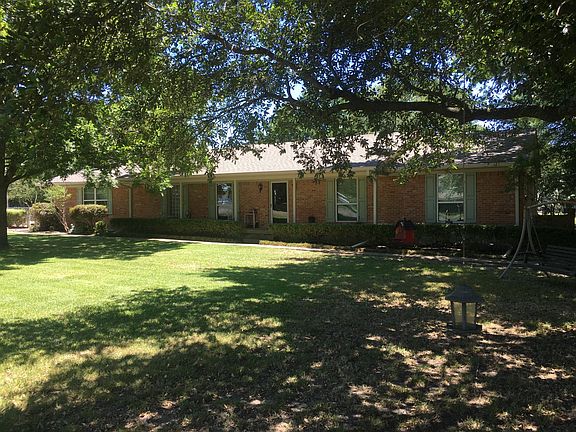 3rd image of 215 Colonial Dr