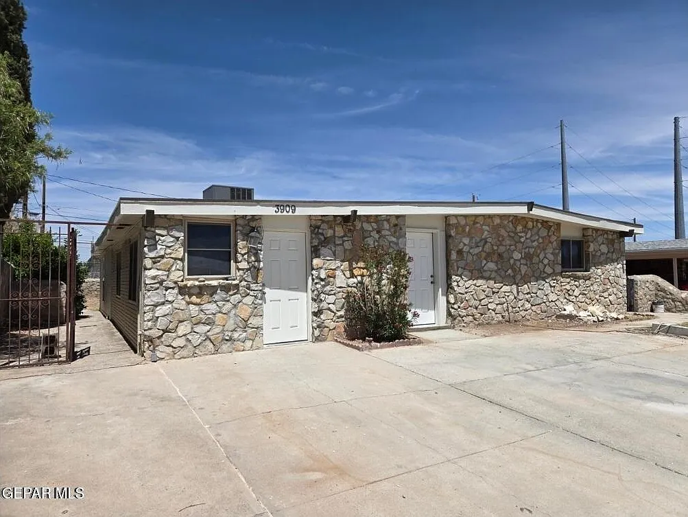 3 bed, 1.0 bath, 800 sqft, $1,400 — Photo 1