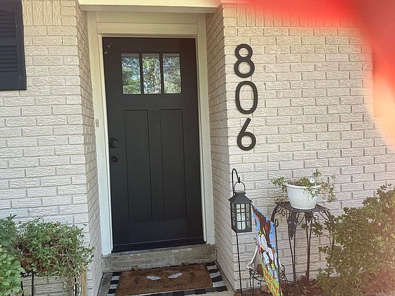 4th image of 806 Pecan St