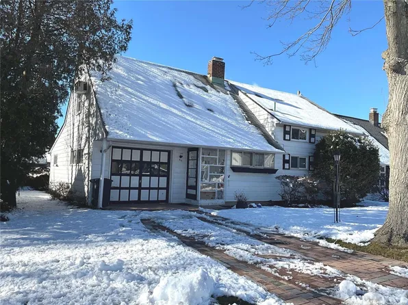 60 Ramble Lane, Levittown, NY 11756