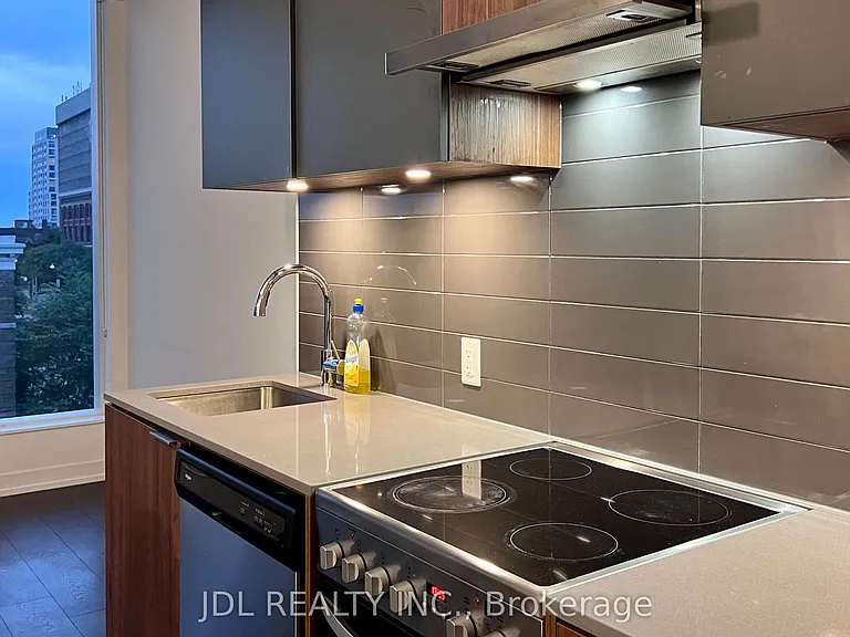 203 College St #402 — Photo 10