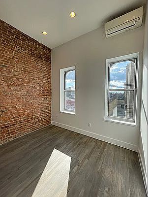3rd image of 89 Wyckoff Ave #3
