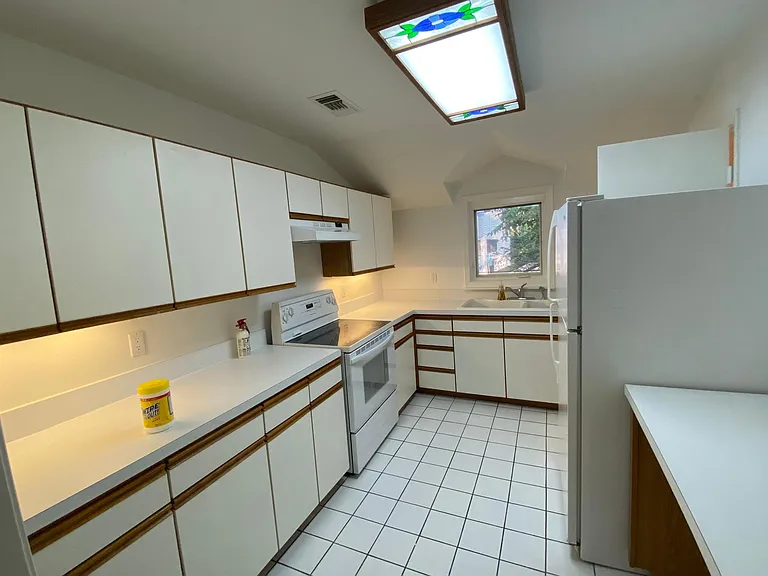 kitchen entry w/desk