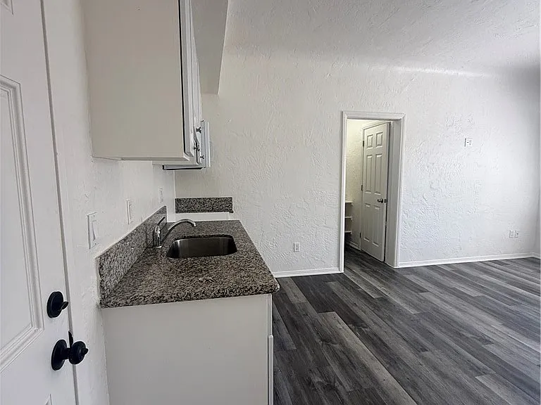 2001 Cedar Ave #11 — Photo 4