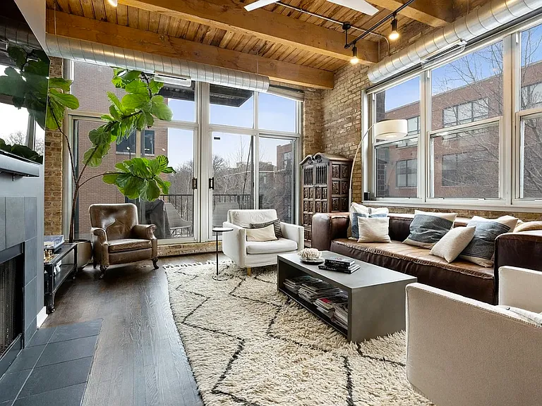 2201 W Wabansia Ave #10 — Photo 5