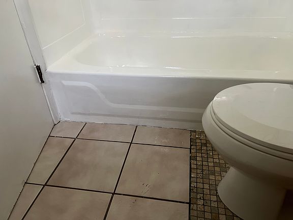 5th image of 927 Halsted Rd #1