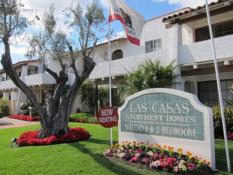 Las Casas Apartment Homes — Photo 12